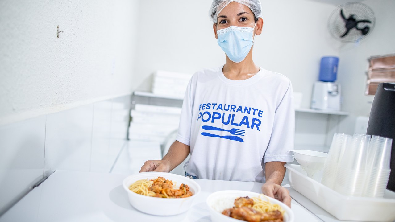Restaurantes Populares de Maceió servem mais de duas mil refeições por dia para população que mais precisa