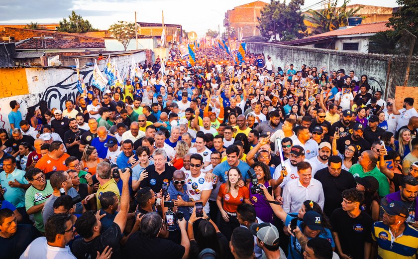 Caminhada de JHC arrasta multidão pelas ruas do Jacintinho