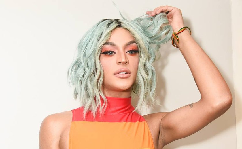 Família de Pabllo Vittar homenageia artista em estreia de programa