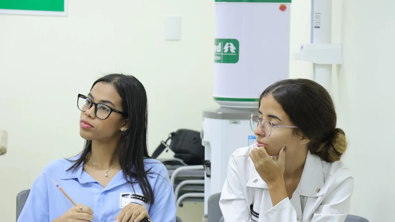 Fotógrafos se preparam para registrar chegada de bebês em hospital