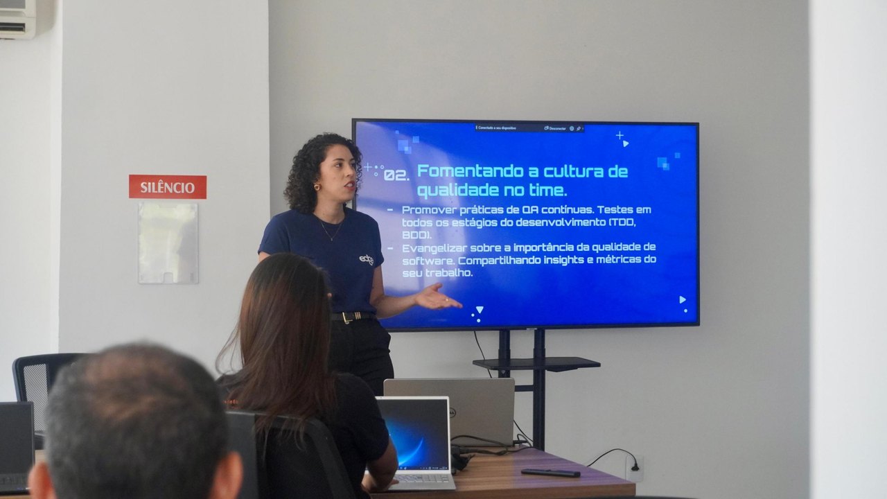 Instrutores do programa OxeTech se reúnem para planejamento estratégico de 2025