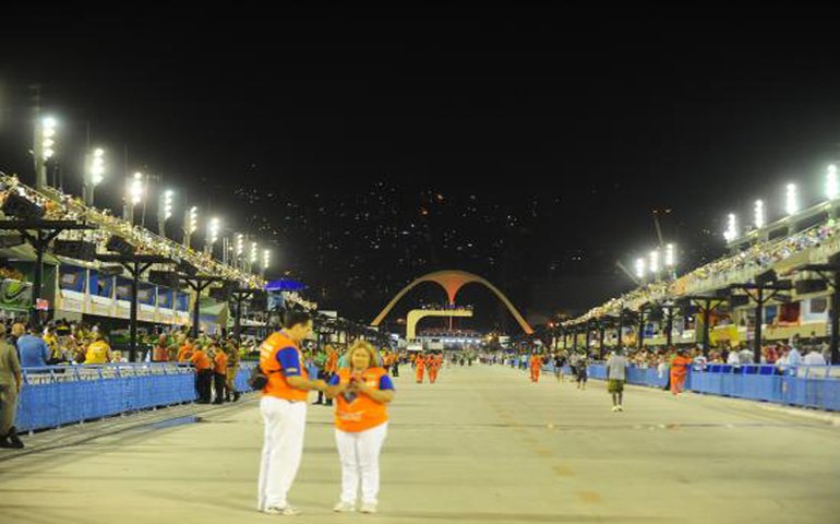 Universo infantil e homenagens marcam primeiro dia no sambódromo do Rio