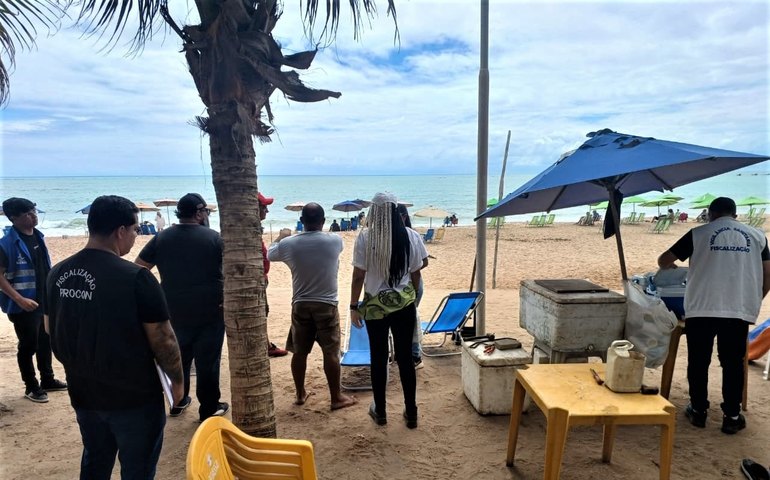 Vigilância Sanitária de Maceió realiza fiscalização educativa na orla marítima