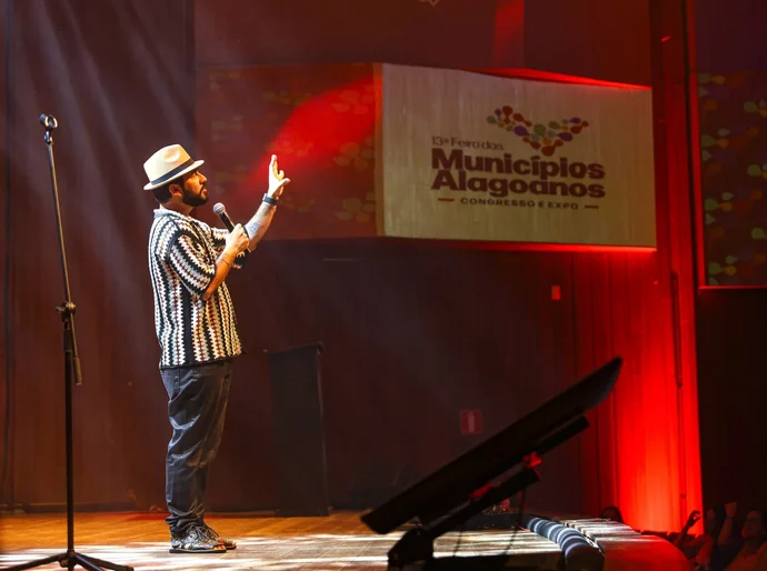 Palestra Magna de Bráulio Bessa reforça o orgulho de ser nordestino, incentiva à poesia e combate preconceitos