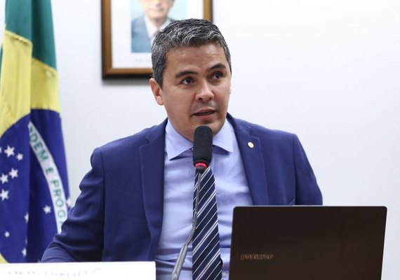 Debatedores pedem lei que autorize alunos a ingressar em universidades antes de concluir ensino médio