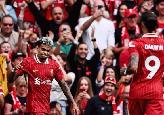 Liverpool reage, marca 3 em 11 minutos e dorme líder do Inglês; United empata sem gols