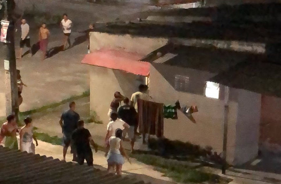 Jovem é morto a tiros e outro fica ferido dentro de casa em Aracaju