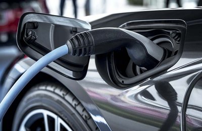 Nova norma para estações de carregamento de veículos elétricos exige adaptação de estacionamentos e atenção às apólices de seguro