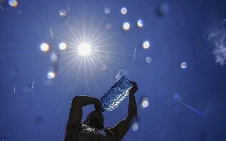Temperaturas permanecem até 7,8 °C acima da média histórica
