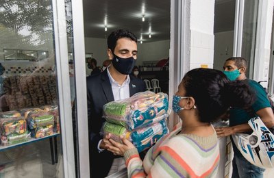 Prefeito JHC inicia distribuição de kits de alimentação para 53 mil alunos em Maceió