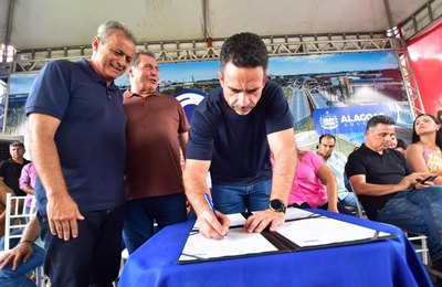 No dia do padroeiro do município, governador assina Ordens de Serviços em São José da Laje