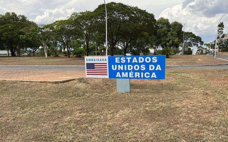 Brasil convoca representante dos EUA no país para explicações sobre voo com deportados