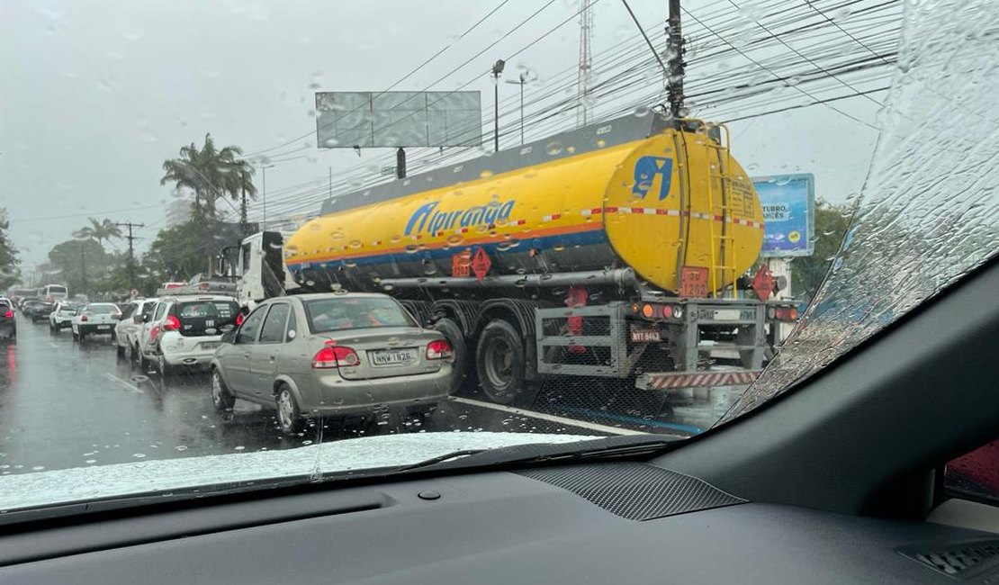 Caminhões pesados atrapalham trânsito na Fernandes Lima diariamente