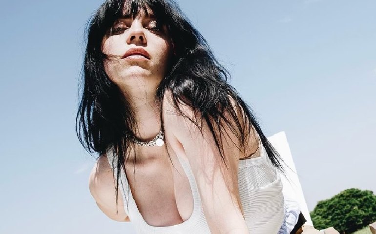 Billie Eilish revela atração por mulheres e comenta repercussão: 'Não estava óbvio?'