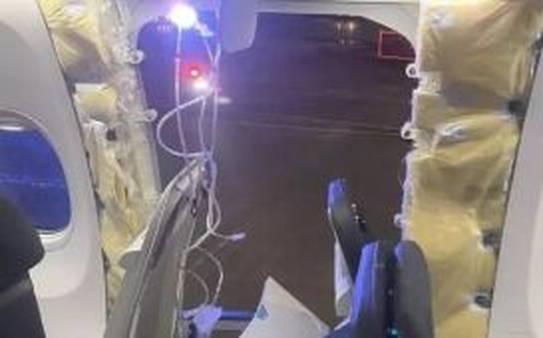 Porta ejetada de Boeing 737 da Alaska é recuperada em quintal de professor; veja fotos