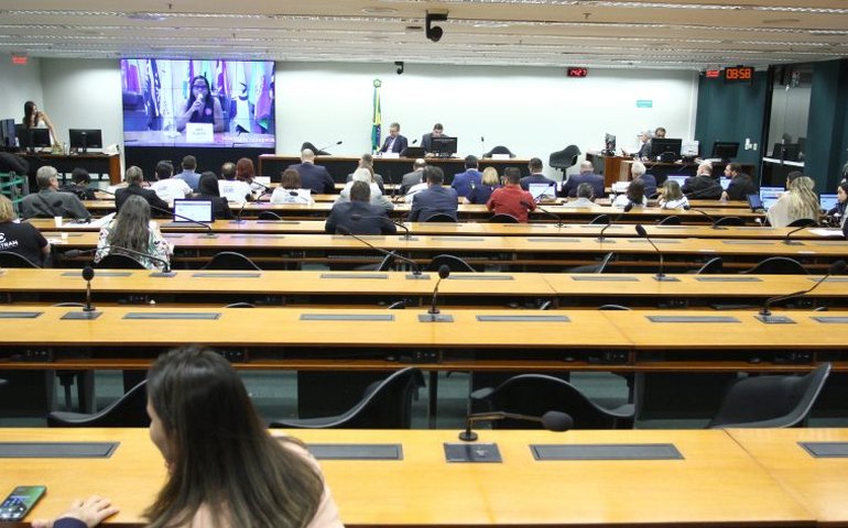 Especialistas defendem permissão temporária para jovens de 16 anos dirigirem com supervisão