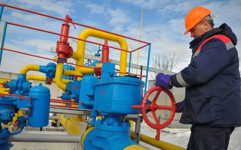 UE chega a acordo para banir gás russo a partir de 2027