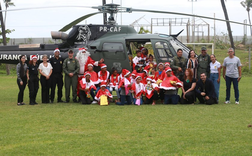 Polícia Civil Amiga tem coral infantil, ação de graças e Papai Noel descendo de helicóptero com presentes