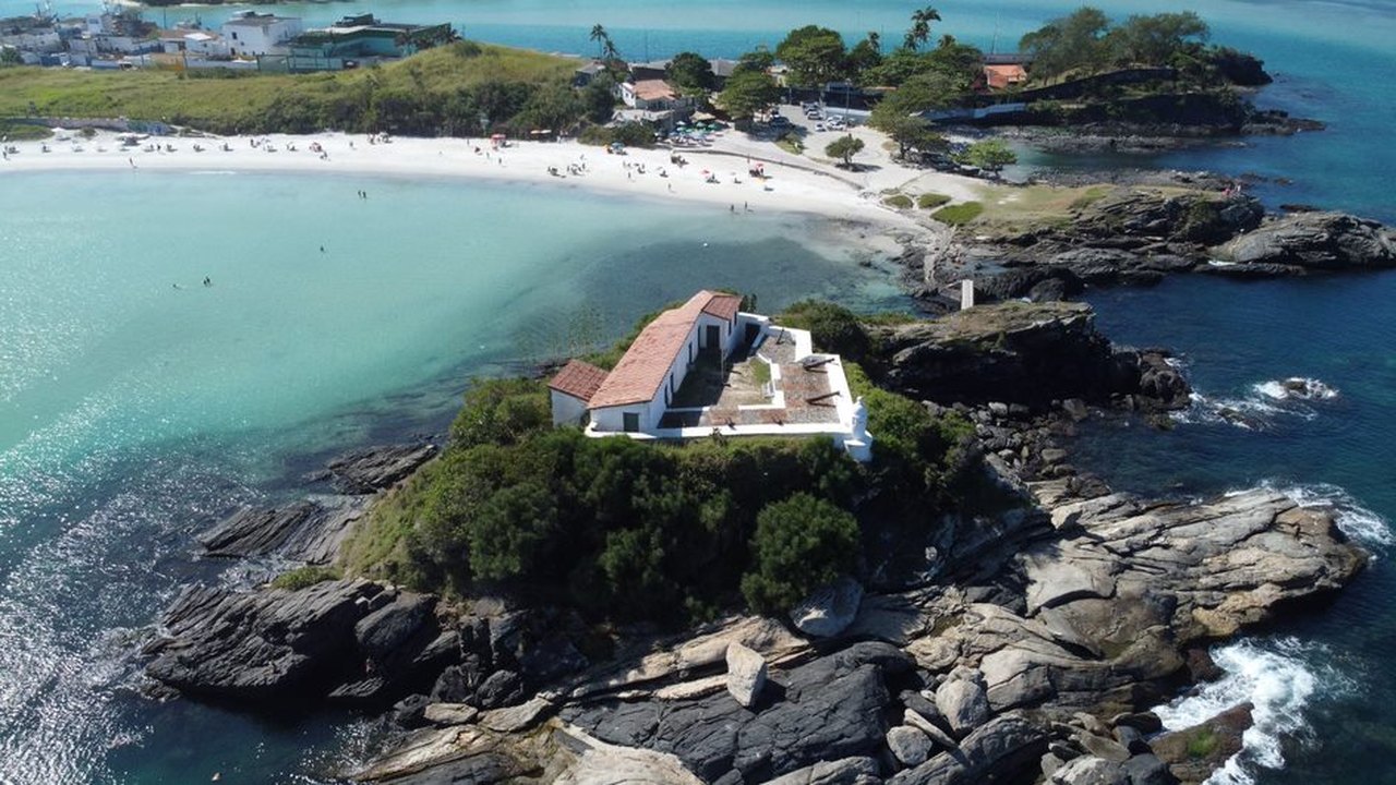 Cachorro entra em roda de 'bobinho' e diverte banhistas em Cabo Frio