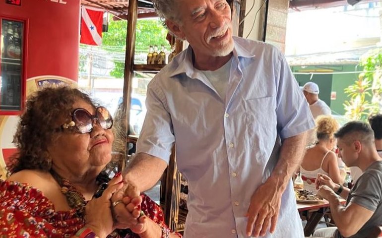 Rainha do Carimbó, Dona Onete curte restaurante paraense no Rio ao lado de Chico Diaz