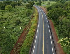 Vista aérea mostra trecho pavimentado da GO-154, que liga Bonópolis à BR-153 e encerra o isolamento asfáltico do município..PNG 