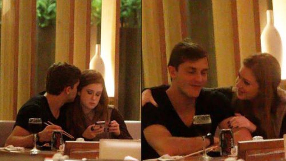 Marina Ruy Barbosa e Kleber Toledo trocam carinhos durante jantar romântico