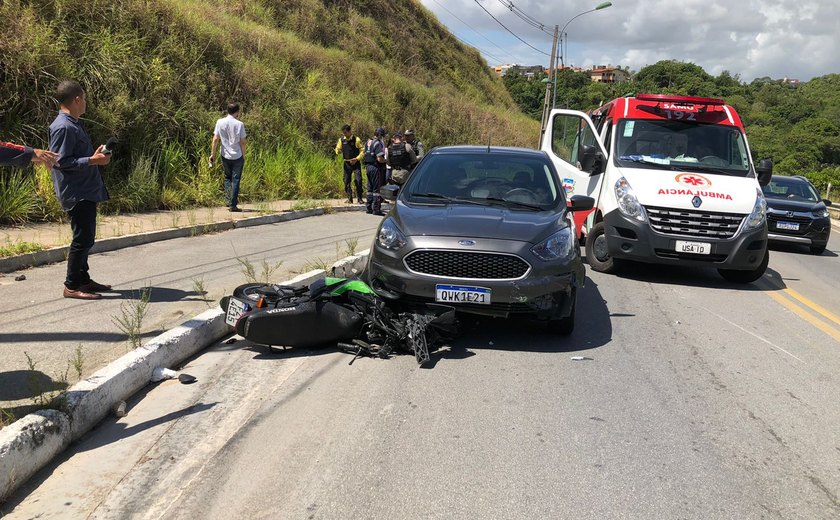 Colisão entre carro e moto deixa uma vítima fatal na Av. Pierre Chalita, Maceió