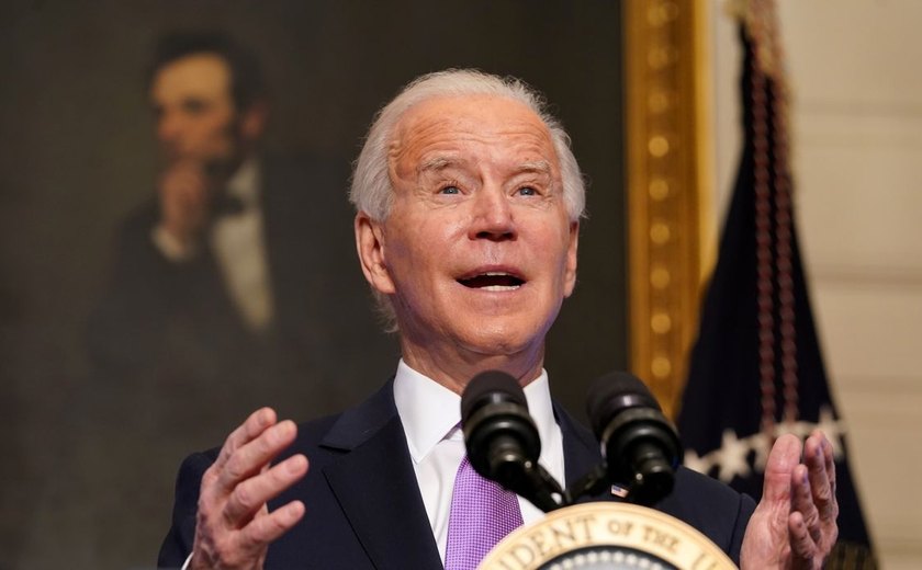 Biden faz história ao se tornar primeiro presidente americano a unir-se a piquete grevista nos EUA