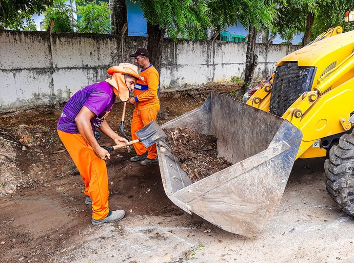 Um dia após fortes chuvas, limpeza continua nas ruas de Palmeira