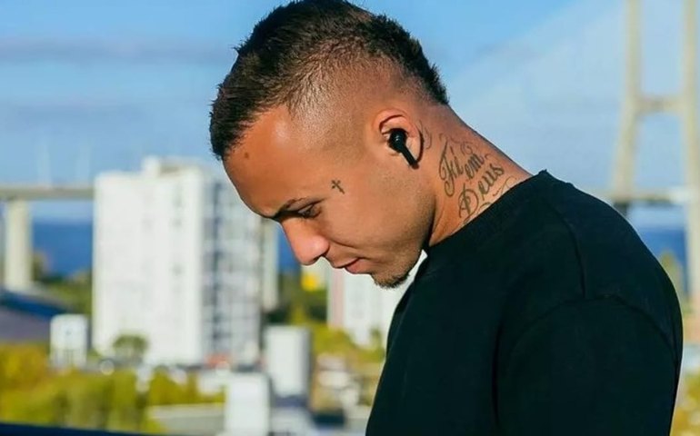 Cebolinha desembarca no Rio para assinar com Fla e sonha com Copa do Mundo