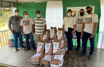Prefeita Marcela Gomes entrega 3,5 toneladas de sementes a agricultores de Novo Lino 