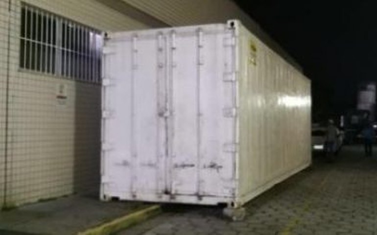 Amazonas tem colapso e põe contêiner para corpos em hospital