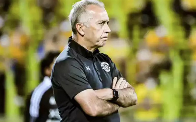 Técnico blinda Ponte Preta e projeta confronto direto na Série B: 'Vamos reagir'