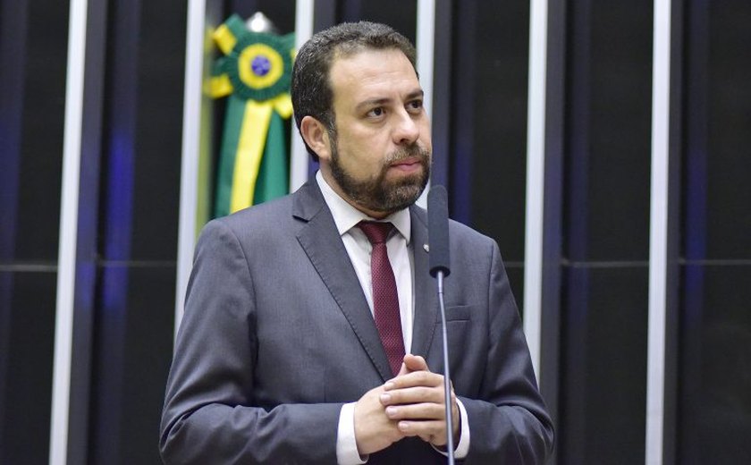 Boulos diz que não vai 'rolar na lama' com Marçal e ataca Nunes em primeiro ato de campanha