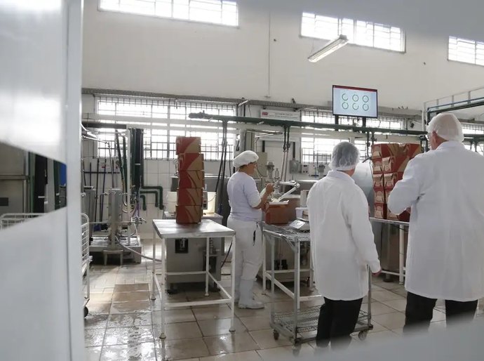 Indústria criou mais de 910 mil empregos em quatro anos, aponta IBGE