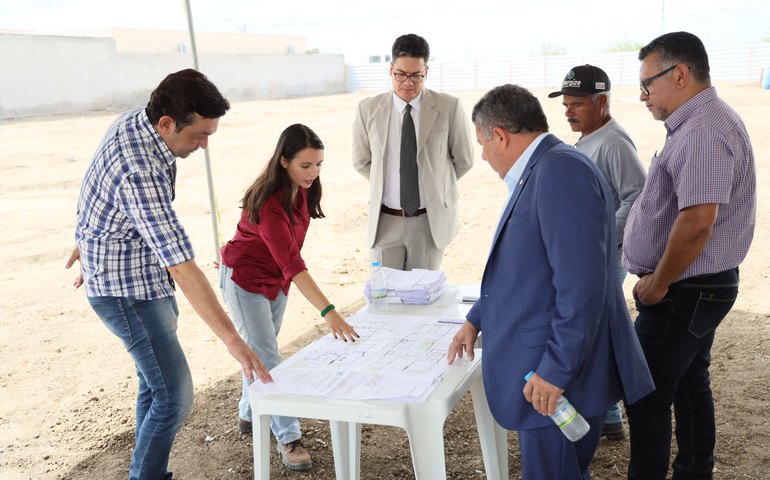 PGJ Márcio Roberto visita terreno onde será construída a sede do MPAL em Delmiro Gouveia