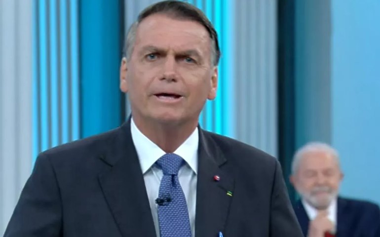 Bolsonaro exalta redução do ICMS dos combustíveis e Lula o acusa de ‘covardia’