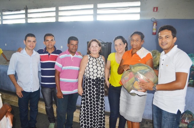 Prefeita entrega 200 cestas básicas a mulheres carentes de Cajueiro