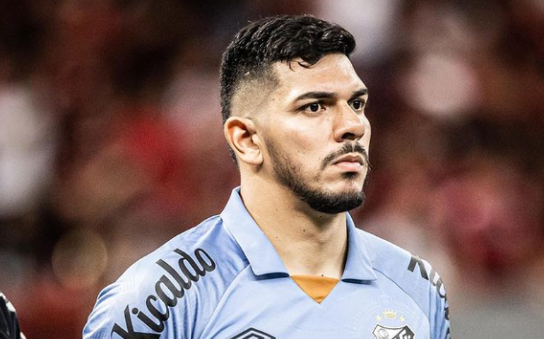 João Paulo descarta propostas, aceita reduzir salário e será o goleiro do Santos em 2024