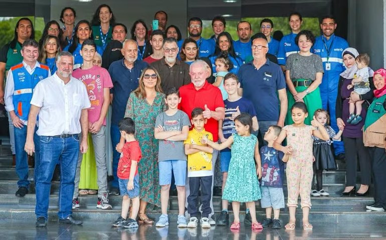 Lula encontra com repatriados, defende criação do estado palestino e afirma que não é 'humanamente possível aceitar' o confronto em Gaza 