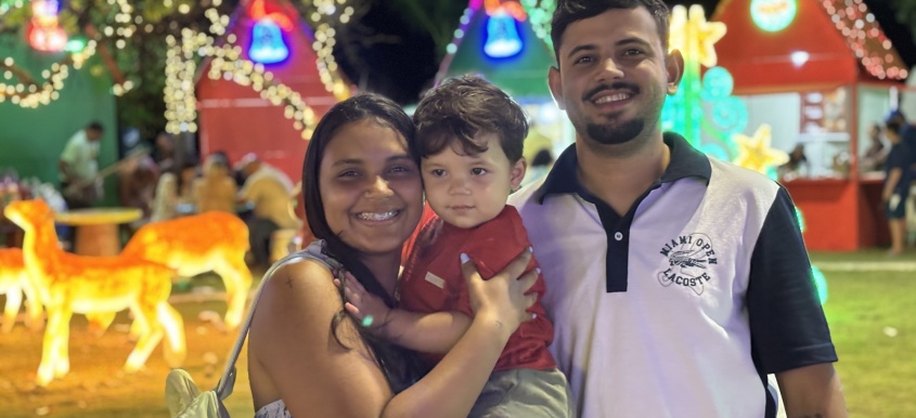 Luiz Ferreira, a esposa Aline e o pequeno Theo aproveitaram a Vila de Natal. Foto: Vinícius Rocha/Ascom Ilumina