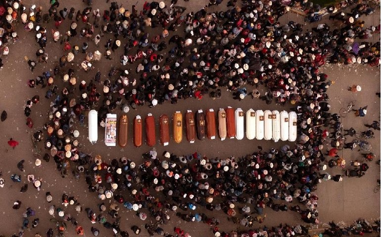 Policial é morto queimado dentro de viatura em protestos no Peru