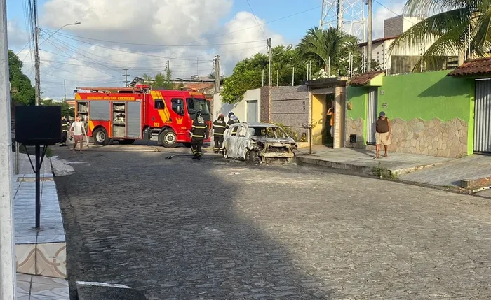 Corpo de Bombeiros foi acionado para controlar as chamas.