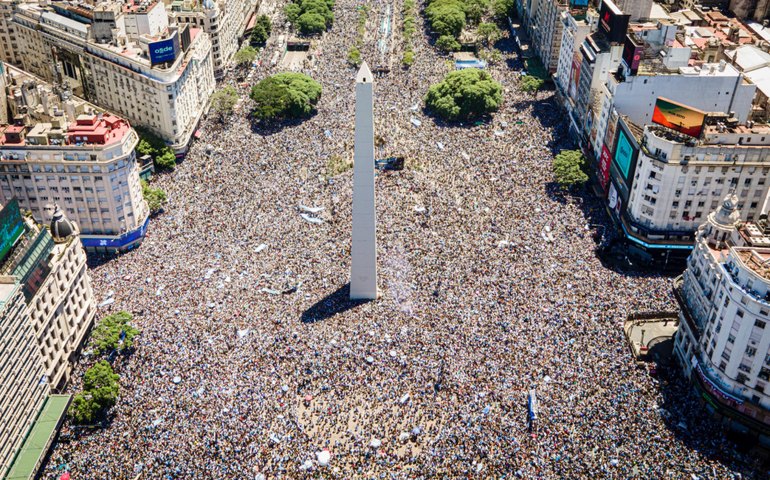 Em meio a tumulto, jogadores argentinos deixam festa do título de helicóptero