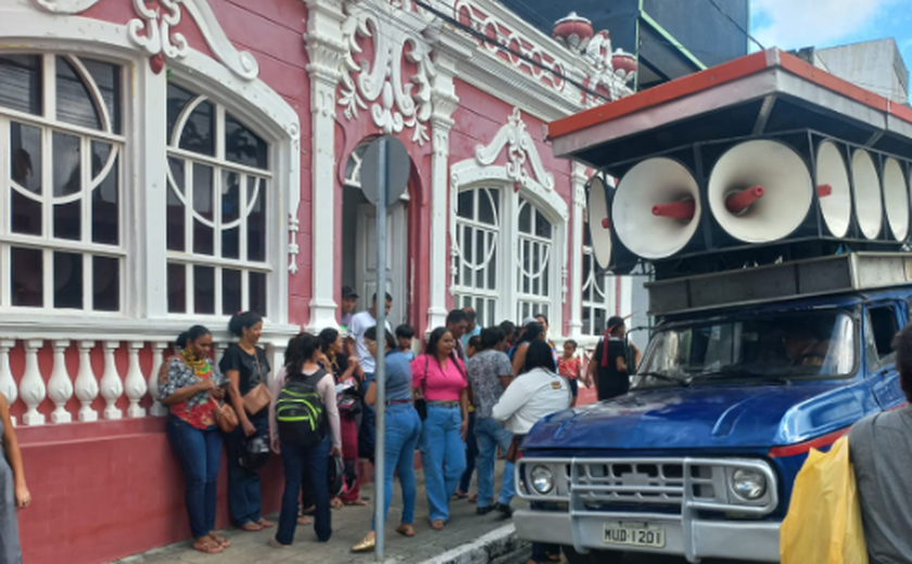 Indígenas da Aldeia Fazenda Canto protestam contra prefeita Luísa Duarte e ocupam Prefeitura de Palmeira dos Índios