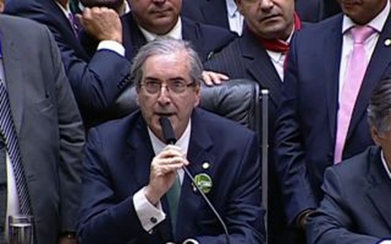 Eduardo Cunha é eleito presidente da Câmara em primeiro turno