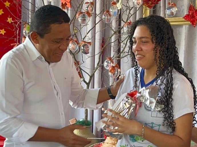 Estudante é premiada como melhor aluna da Escola Estadual Monsenhor Ribeiro Vieira