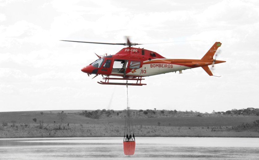 Helicóptero dos bombeiros perde força e faz pouso forçado no Rio Araguaia