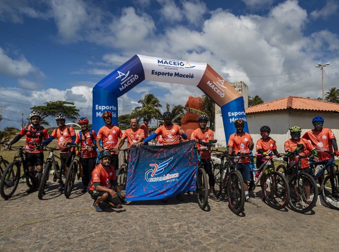 Ciclistas pedalam 13 km em Maceió em alusão ao Dia Mundial Sem Carro