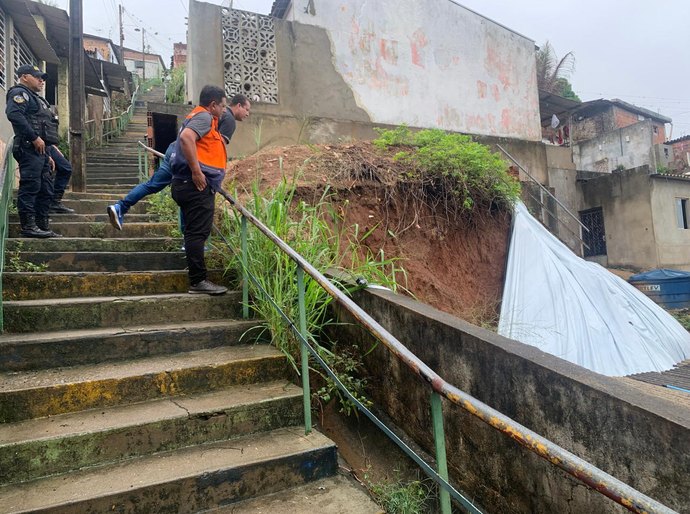 Secretário de Defesa Civil Carlos Guruba e GCM visitam áreas de risco na Cafurna, em Palmeira dos Índios